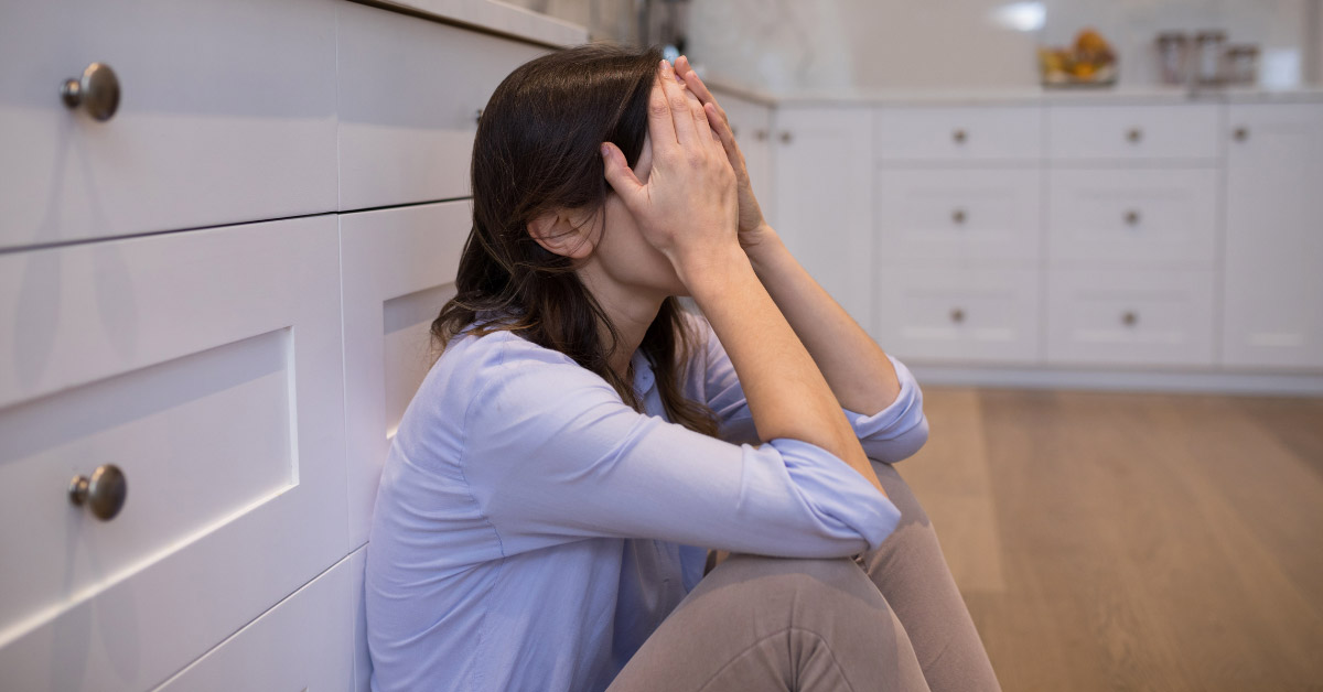 Donna sopraffatta dall'ansia e dallo stress a causa del Coronavirus